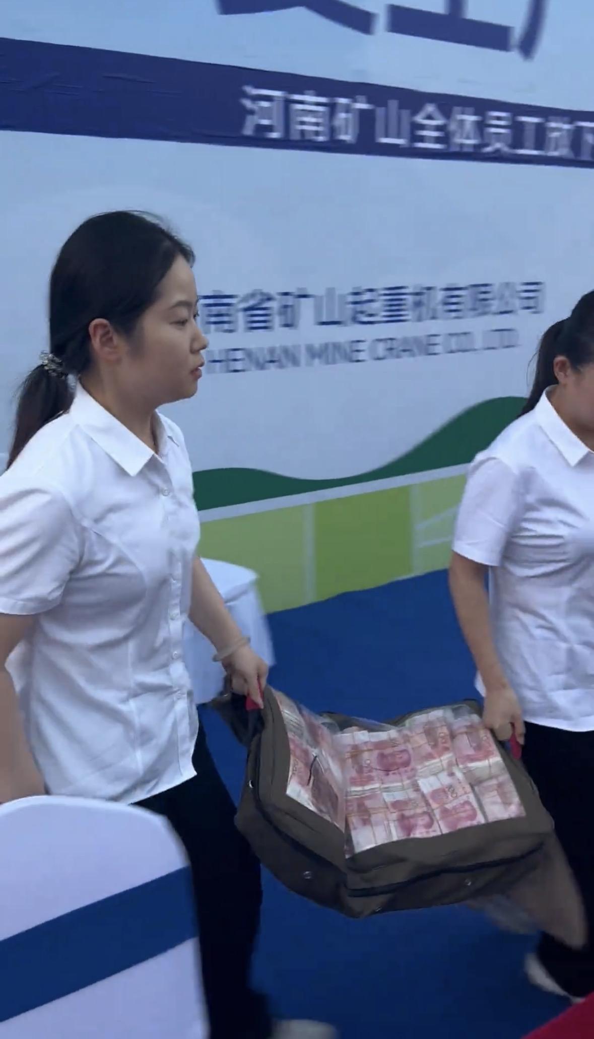 河南老板崔培军又发钱了，让5200多名员工带薪回家收小麦且不限制天数。

小麦收