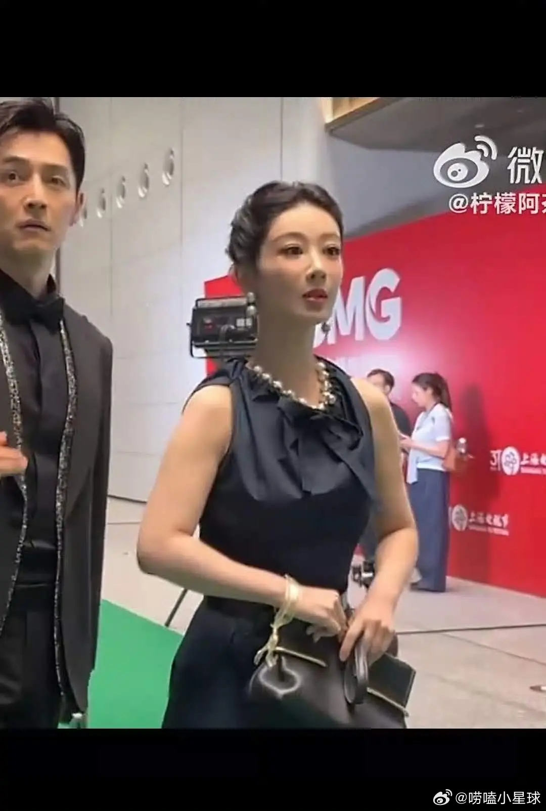 杨紫现场图vs精修，p图师还是太狠了，这是一个人吗？ 