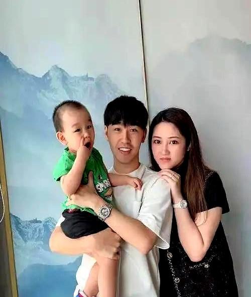 三岁娃把直播弹幕说成顺口溜，三千万人跟着笑出眼泪。

10月18日温州乒超开场前