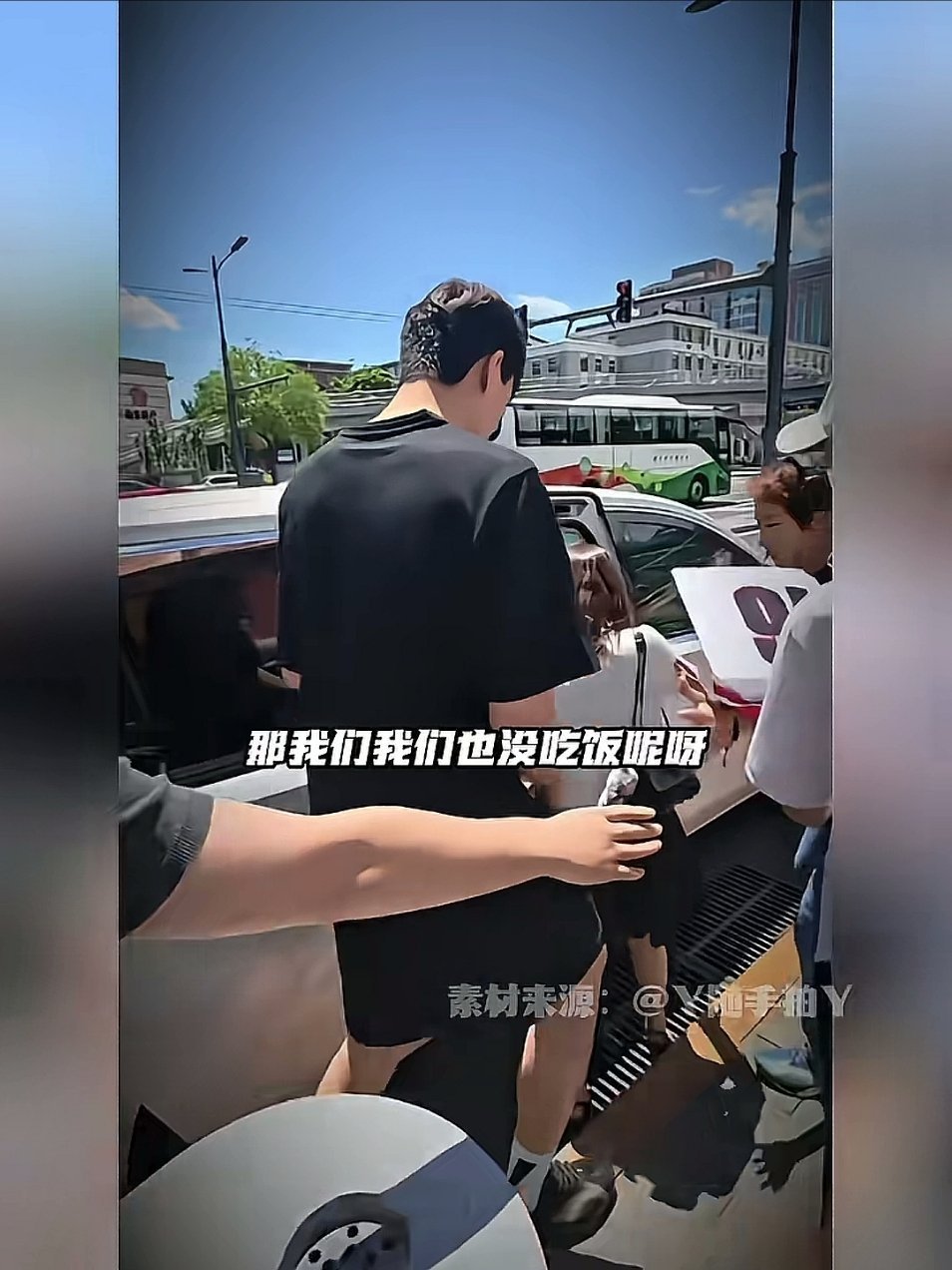 你TM吃没吃饭跟人家有啥关系杨瀚森堵着你嘴不让你吃了？ 