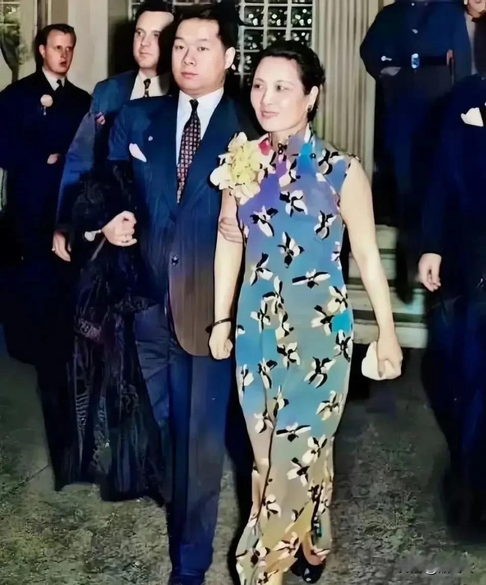 一九四三年，四十六岁的宋美龄在美国打扮的花枝招展，企图为即将覆灭的蒋介石蒋家王朝