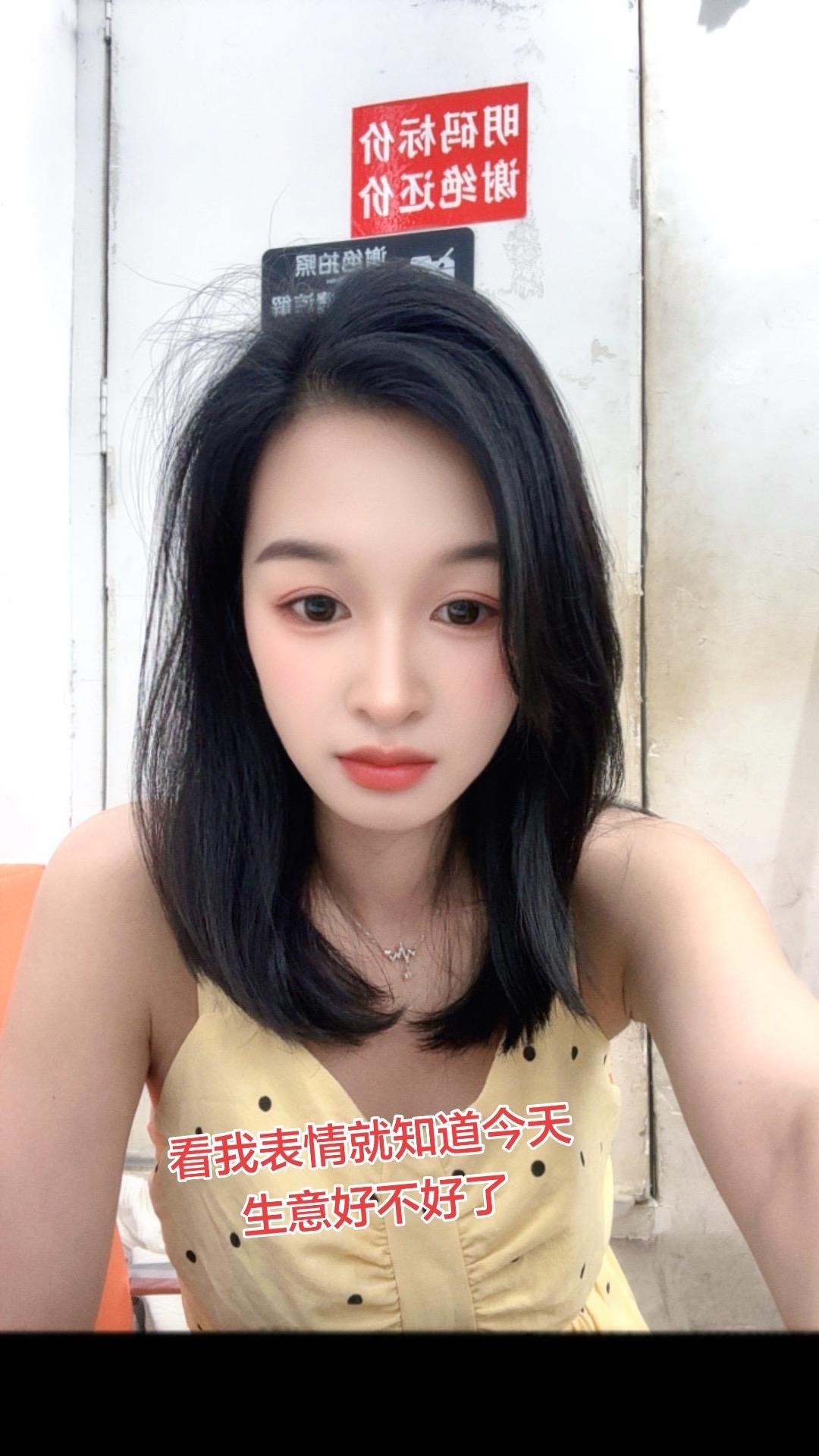 都忘了今天是星期六，人呢？我还以为是星期一了，开门一个人都没有，我草莓都没人偷，