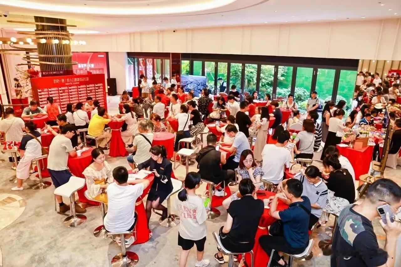 重大利好！简直不要太火爆！武汉房产市场营销中心人头攒动，置业顾问忙到没空吃饭！‌