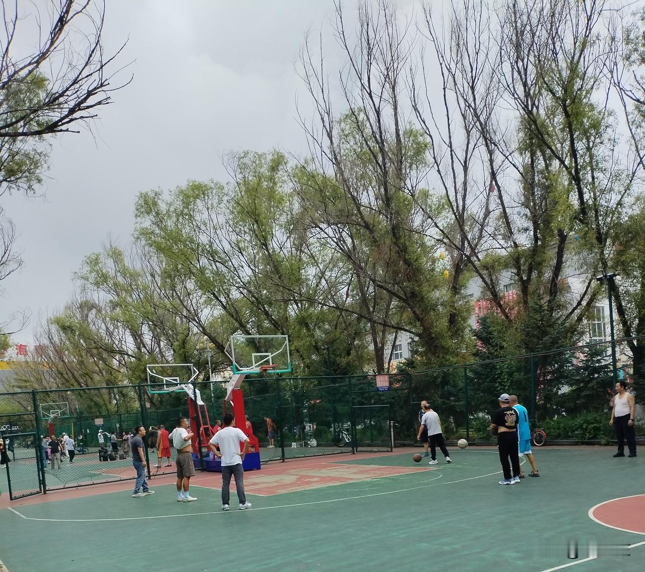 神投手
拍球声里笑声欢，
中间客场抽支烟。
陌生对垒友谊赛，
请续句……
（战胜