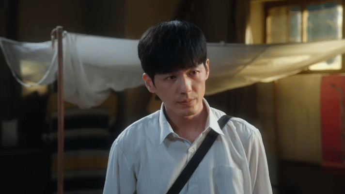 白宇新剧对章若楠见义勇为章若楠下车遭遇抢包，白宇果断上前帮忙制服小偷。事后怕家人