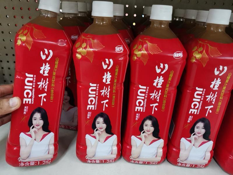 网传“山楂树下”饮料山东受限销售，真相待揭[震惊]
12月21日，第一现场报道了