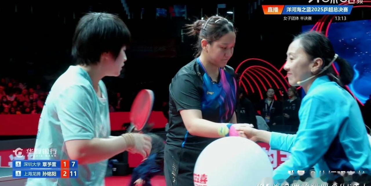 看来孙颖莎的缺阵对于深圳大学的影响相当大。
2025乒超半决赛深圳大学对阵上海龙