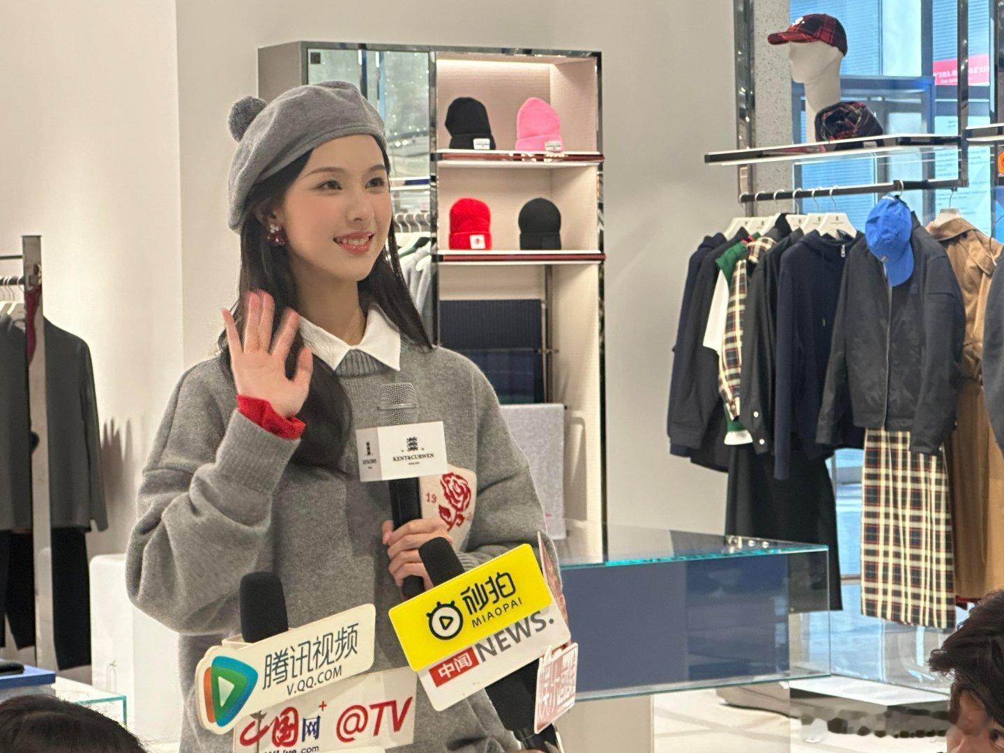 陈都灵线下活动生图曝光，展现自然美。 