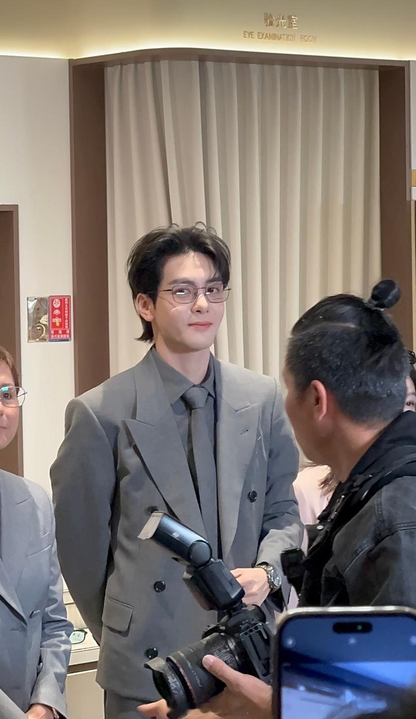 曾舜晞太帅了 对我眼睛很好曾舜晞深圳活动状态曾舜晞灰西装眼镜造型