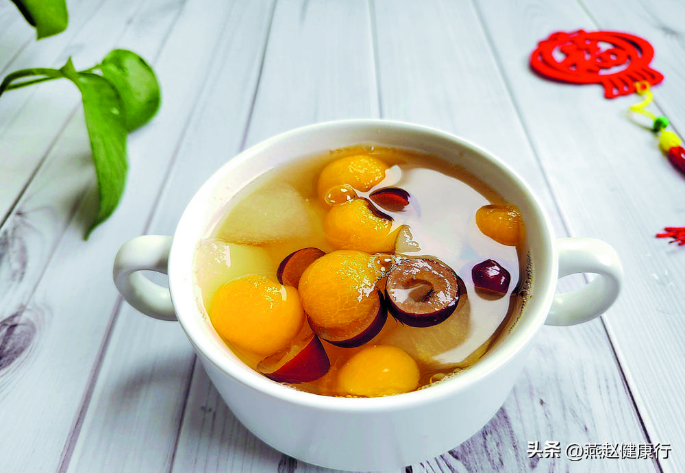 喝碗枇杷汤】夏季是枇杷成熟的季节，熟透的枇杷色黄似橘，酸甜可口。枇杷果含有果糖、