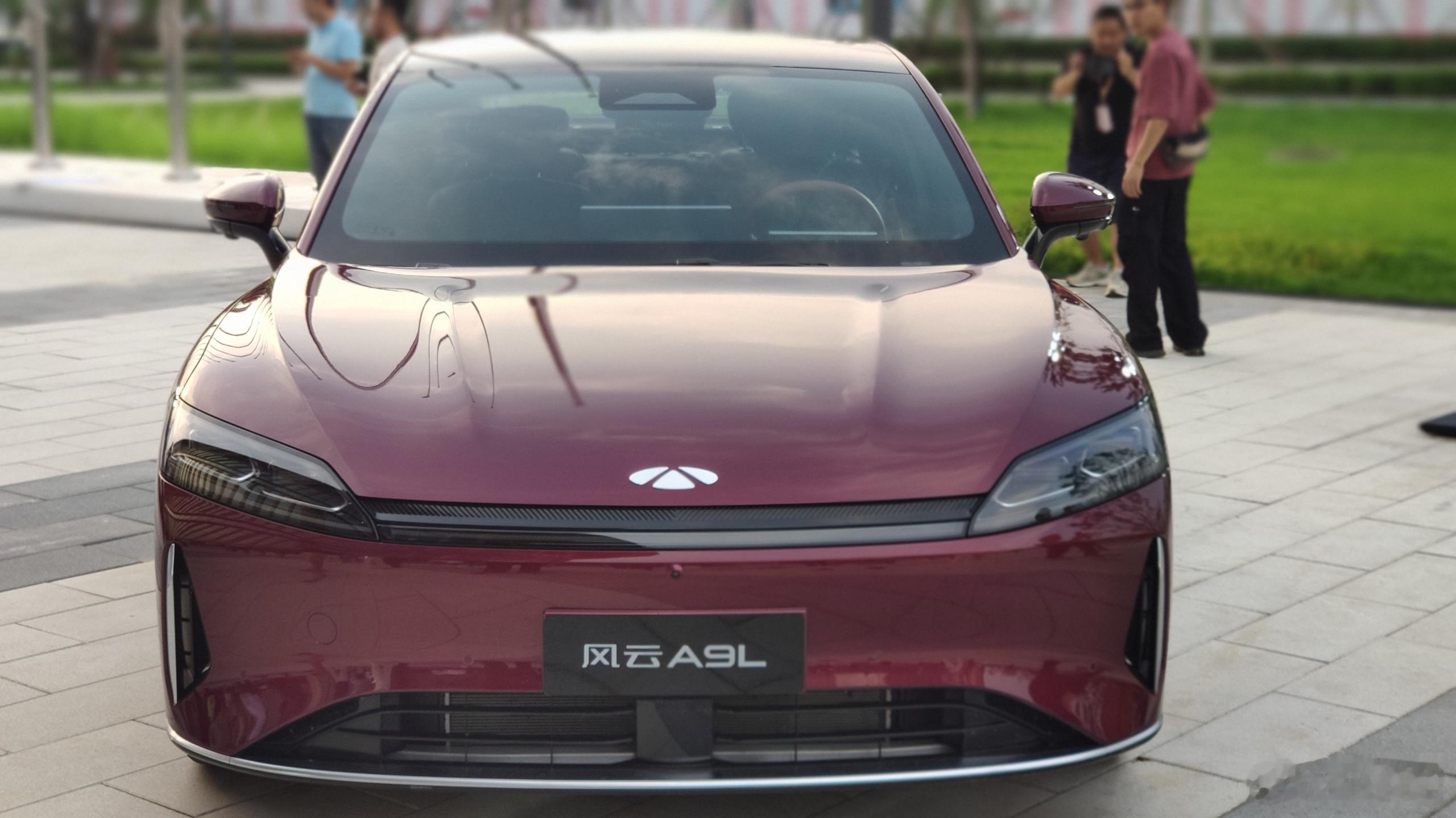 这么大一辆轿车，颜值真的不错！不仅身材是宽大修长，大灯的造型也很好看，我觉得应该