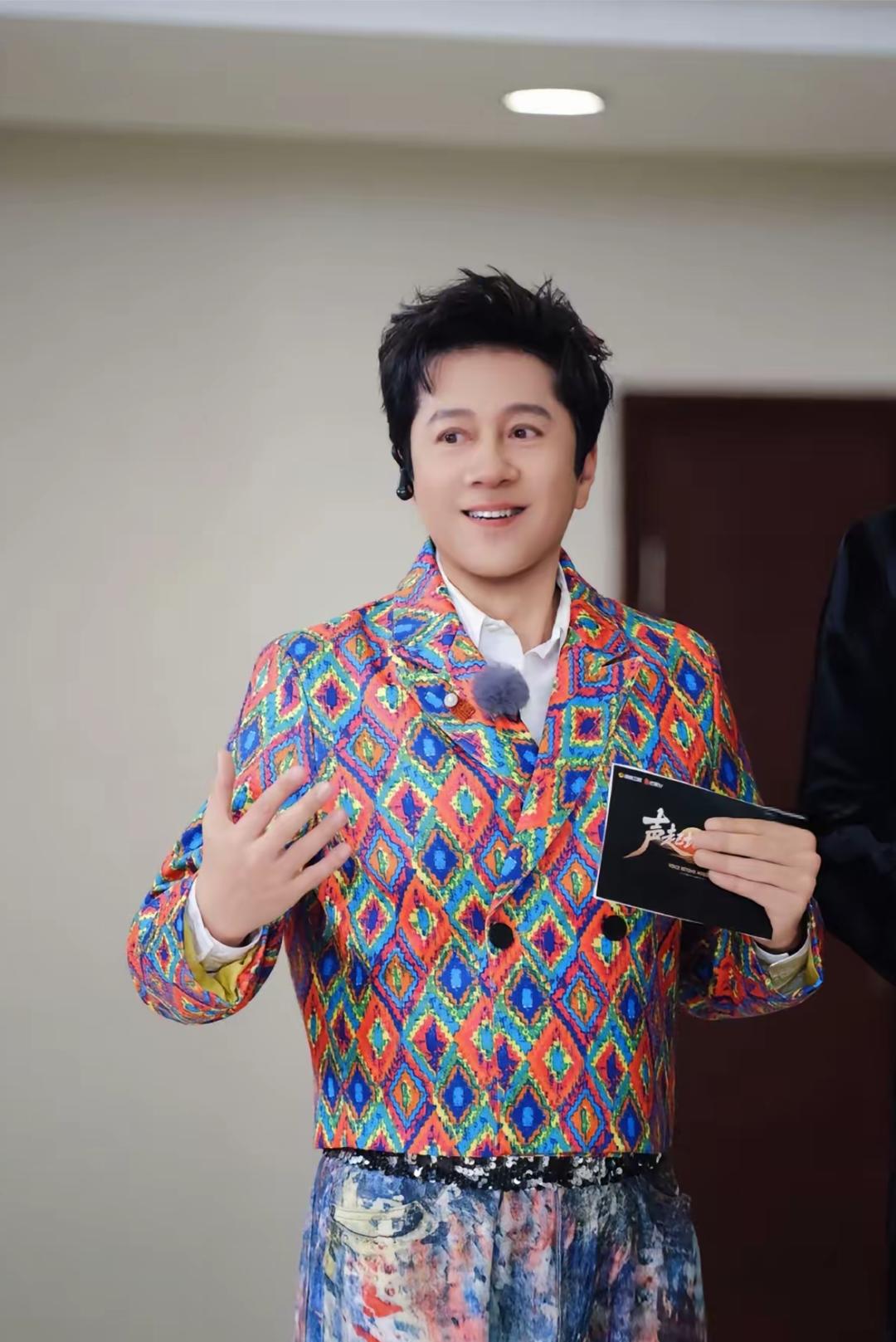 快60岁的蔡国庆，他喜欢穿鲜艳的颜色，比女人都还时尚，虽然说有岁月的沉淀，但有颗