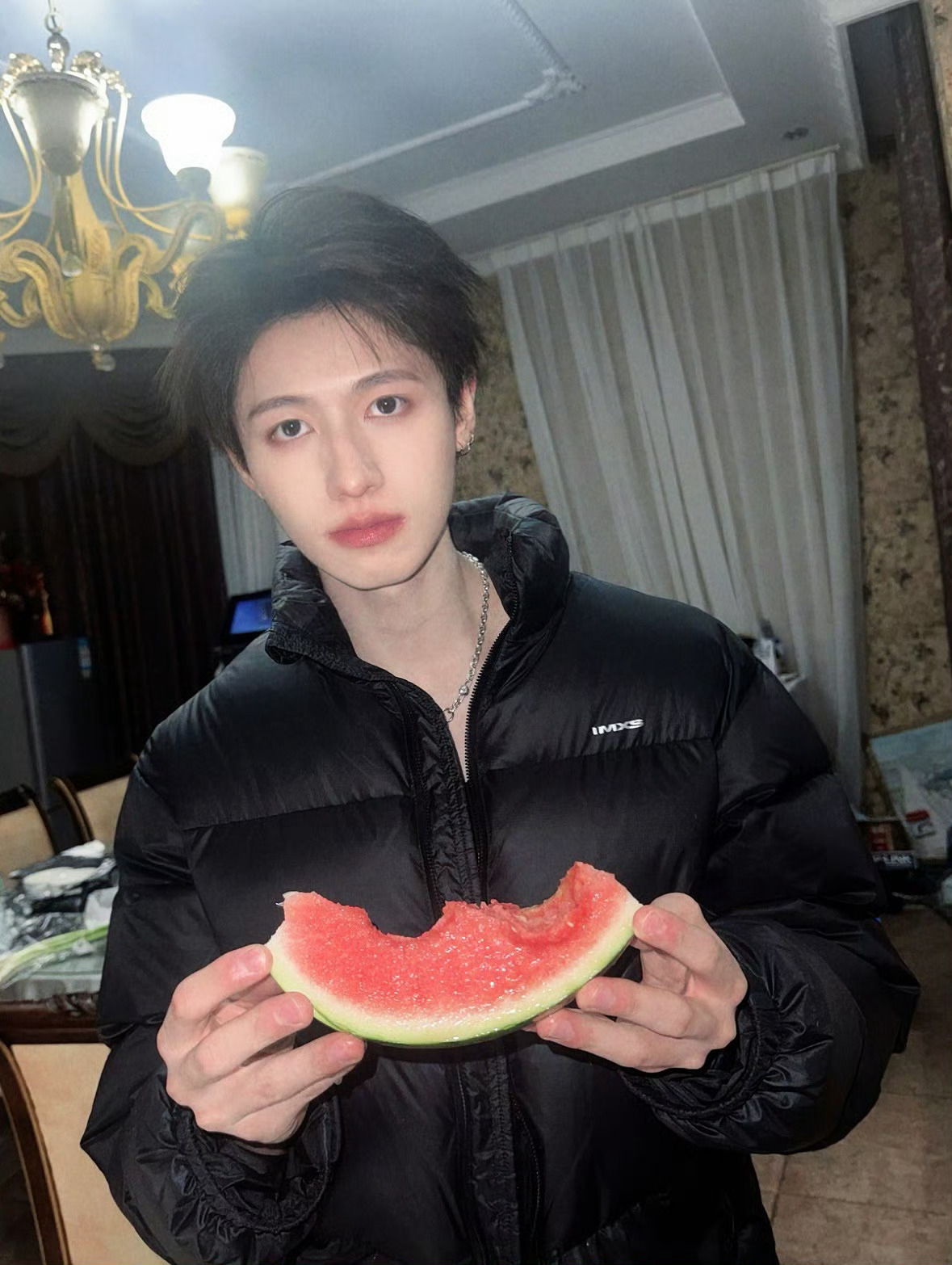 朱志鑫吃西瓜仿佛嘴巴被亲了朱志鑫高会更新：吃西瓜🍉怎么吃出了一种嘴巴被亲了的感