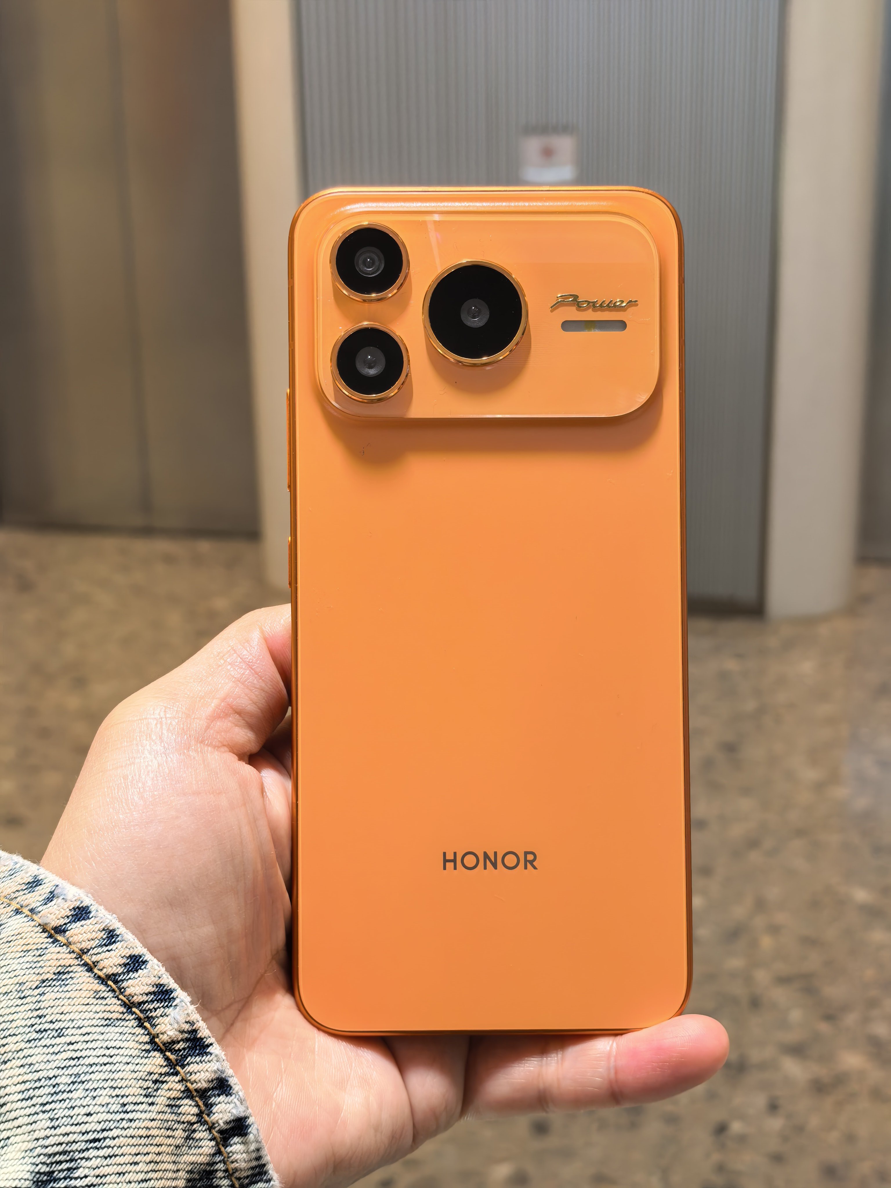 在商场逛街，找朋友拿了台iPhone 17 Pro Max星宇橙色。哦不，看错了