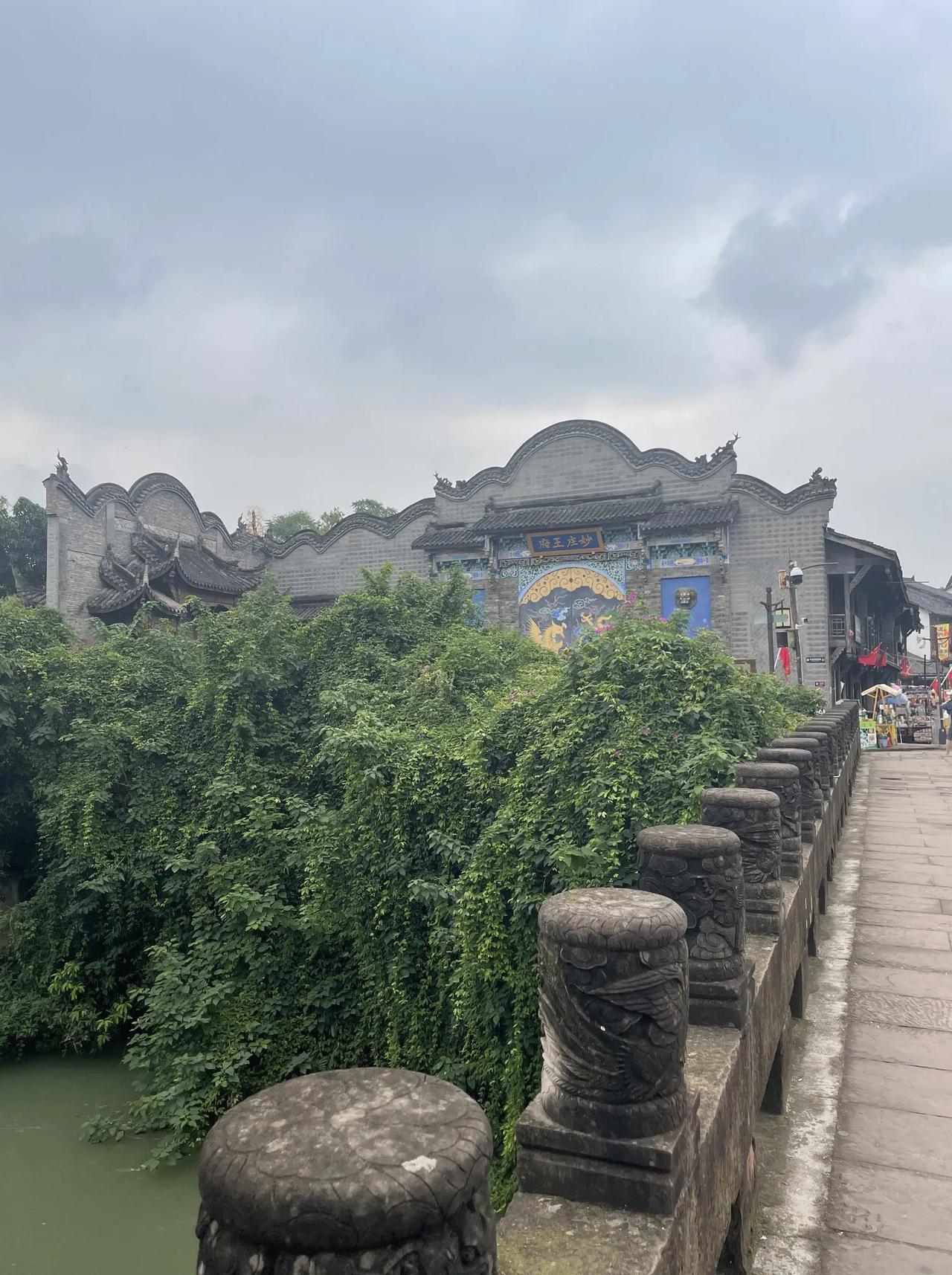 游锦屏桥
        ——南木子
龙凤古镇锦屏桥，
传说妙善观音造。
雕栏精