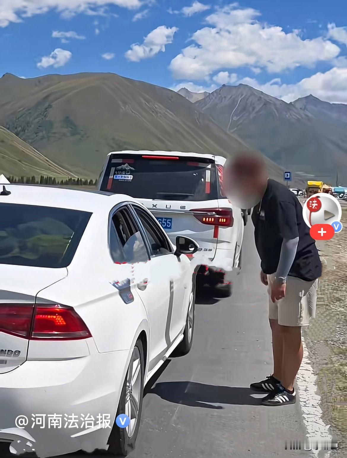 近日，新疆独库公路堵车，前方一辆新疆本地私家车，堵车途中不停从车窗往外扔垃圾，包
