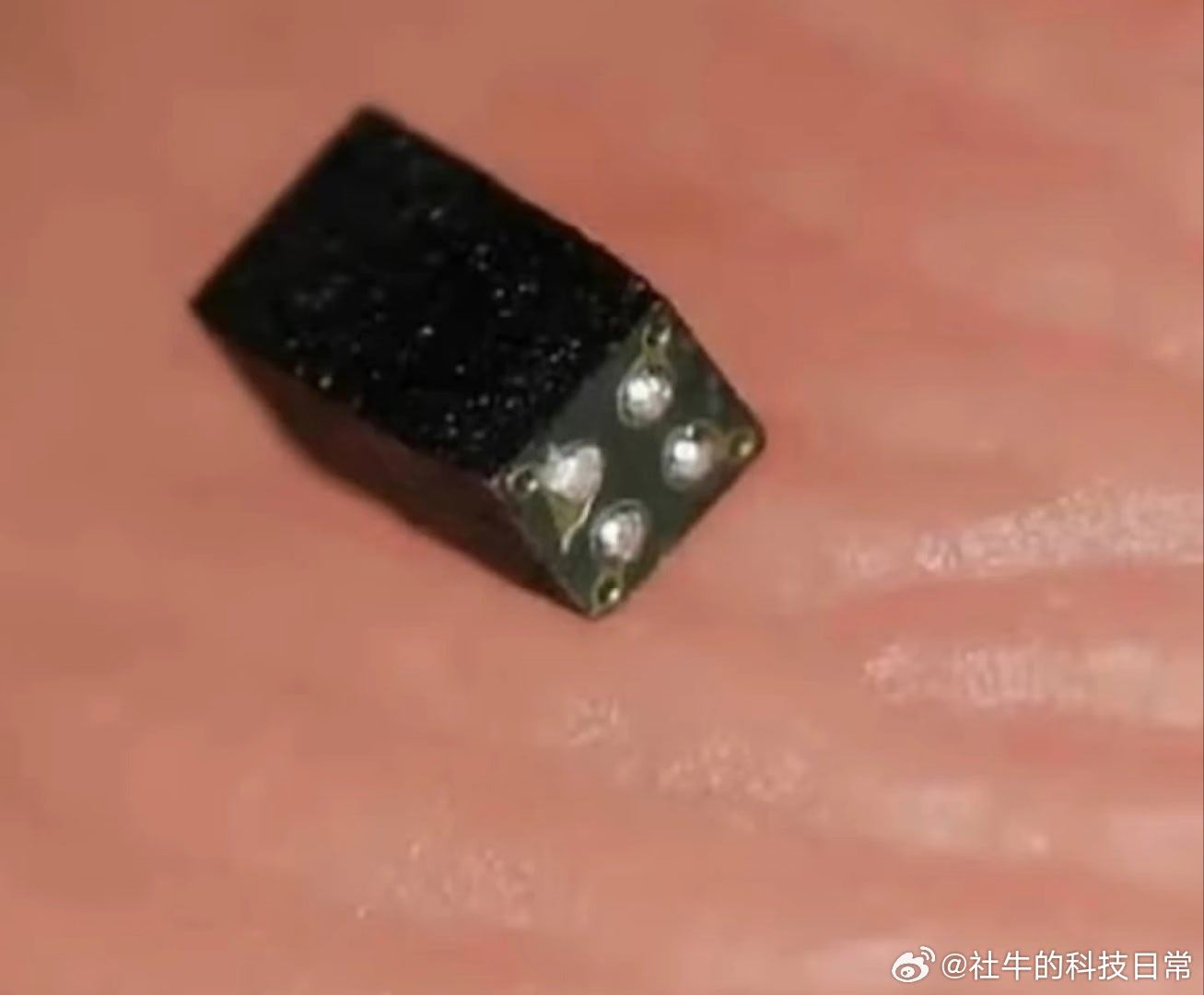 现在的针孔摄像头这么小全球最小商用摄像头，尺寸仅0.575毫米×0.575毫米O