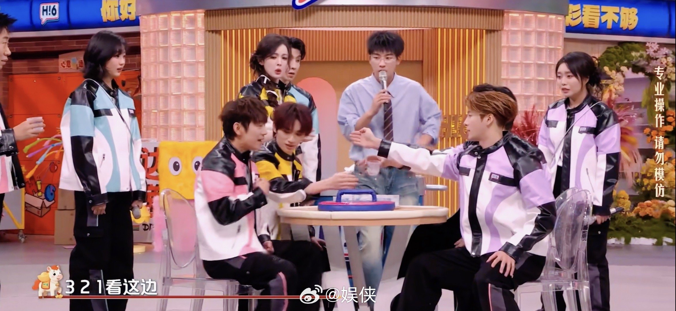 陈飞宇好像做错事的小孩陈飞宇泼水游戏不小心泼到何老师，瞬间愣住的样子也太乖了！手