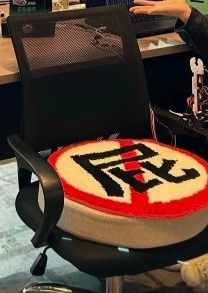 近期讨论度最高的癫狂产品主要集中在解决人类社死时刻或提供奇特交互体验上。最受关注