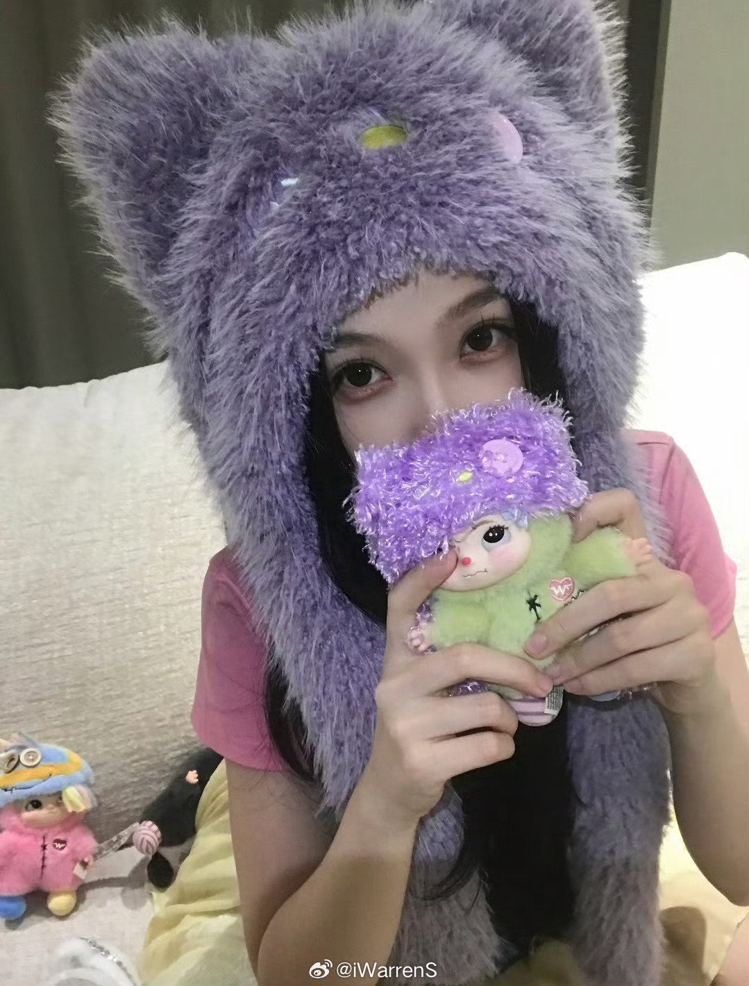 虞书欣复刻wakuku紫帽造型了，欣欣子这也太可爱了吧！虞书欣和wakuku同款