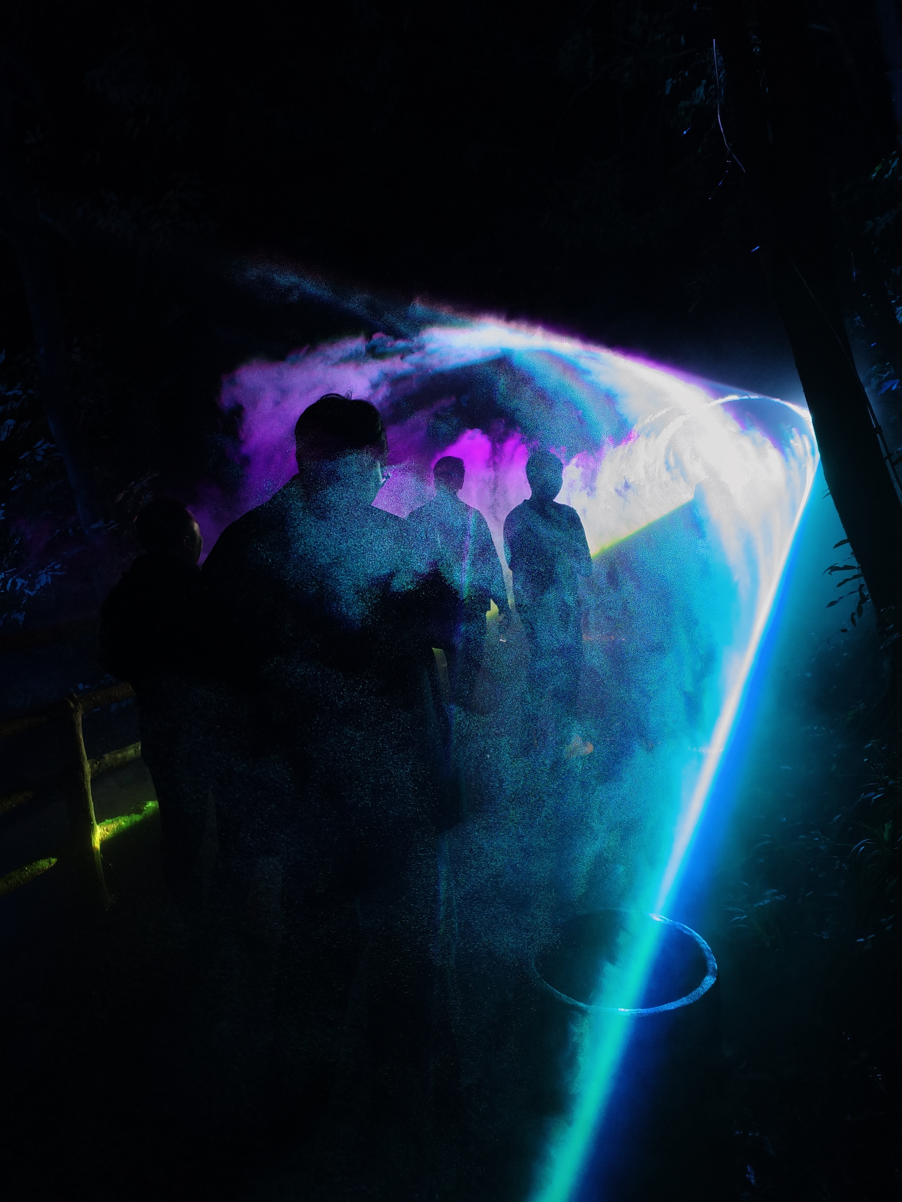 中国式现代化万千气象看江西吉安武功山的野牛瀑大峡谷，晚上格外热闹。这里打造的“幻