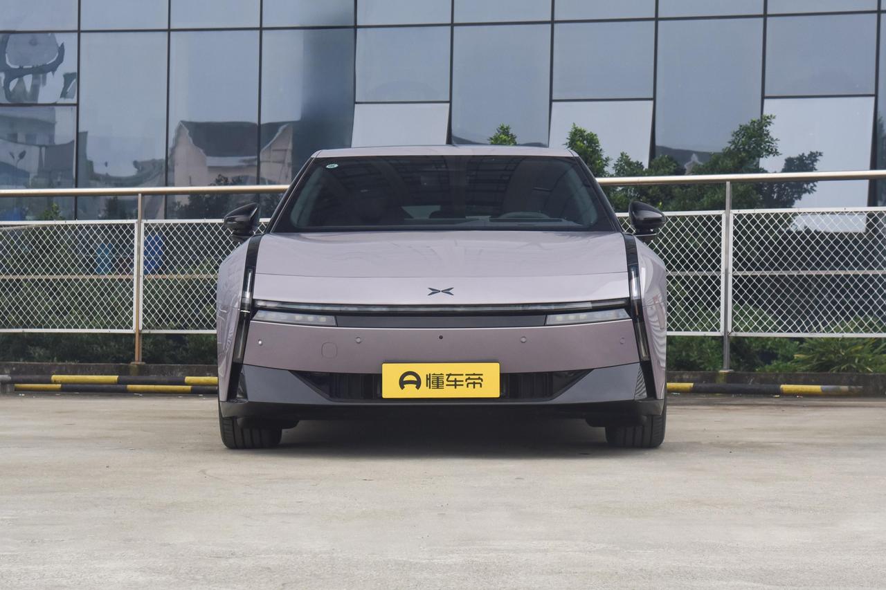 小鹏P7是一款“优势突出、短板明显”的中型纯电轿跑，其产品质量与市场表现均呈现两