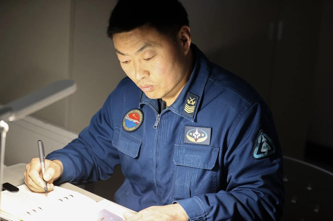 “对战斗胜利负责、对战友生命负责、对国家财产负责”，这句铮铮誓言，早已融入王义峰