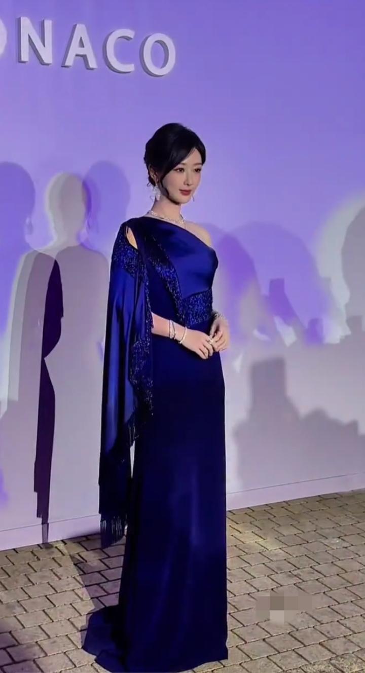 杨紫穿着这身蓝色高定礼服出席活动，气质也太优雅了吧！

清透的水蓝色衬得她肤白胜