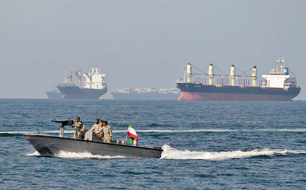 疑似涉伊朗战事内幕交易被曝最近，在霍尔木兹海峡，还发生了一个比美军在伊朗营救飞行