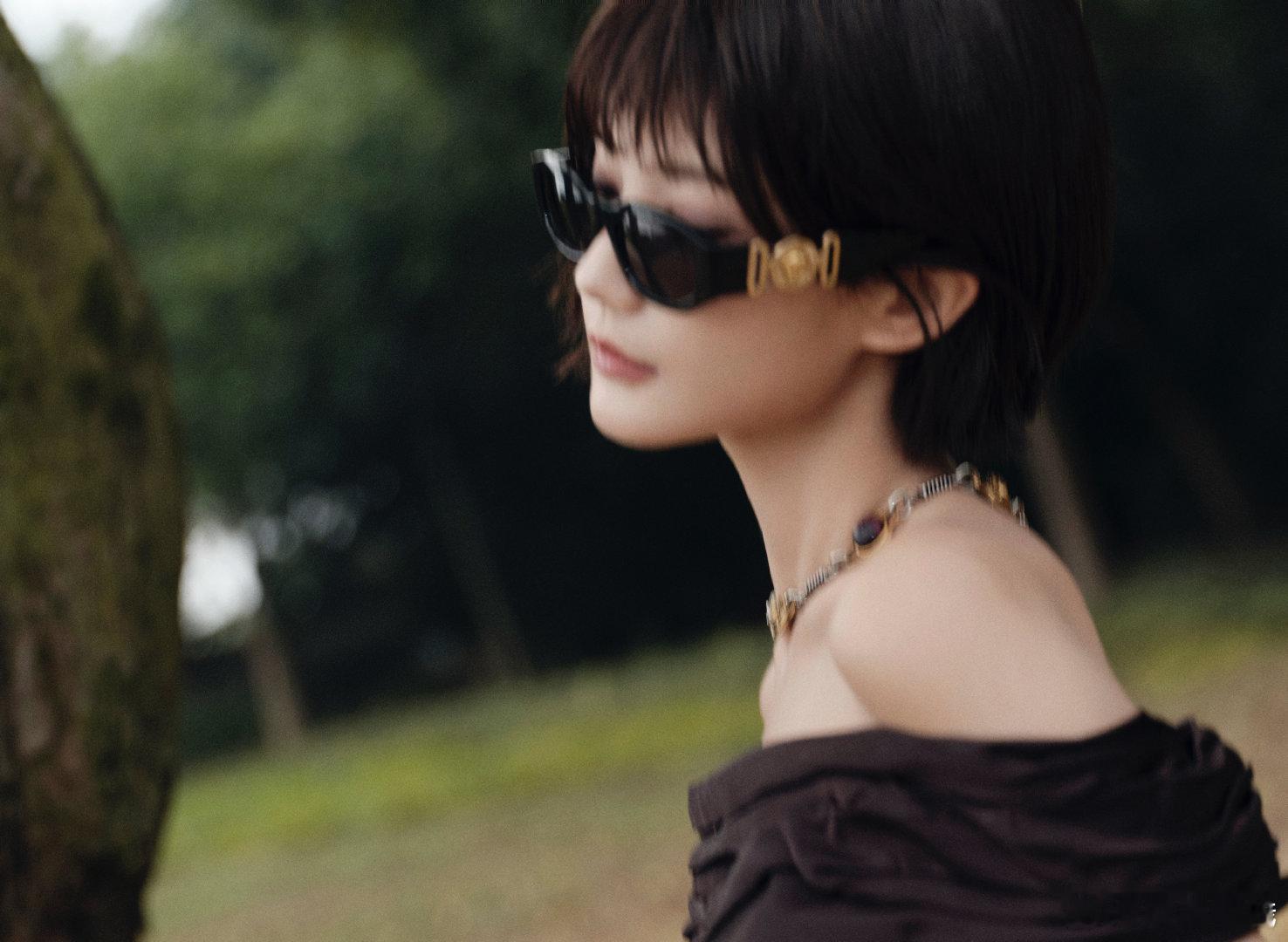 李一桐今天完全是黑发魔女来的。。短发好御姐的感觉🕶️ 很不一样的风格！ 