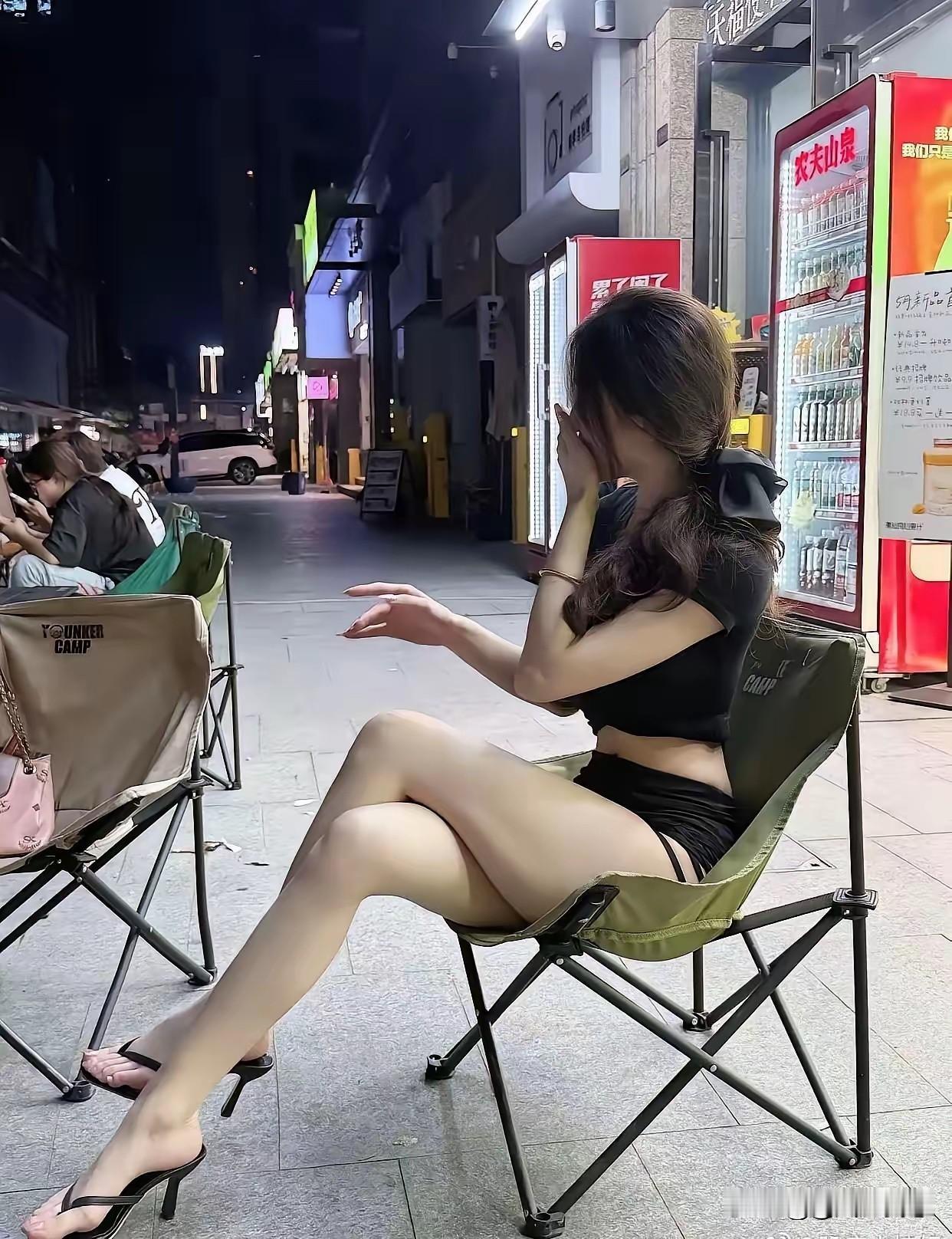 虽然没有看清这个女子的面容，但是感觉这个女子非常的时尚，尤其是她的身材，看起来非
