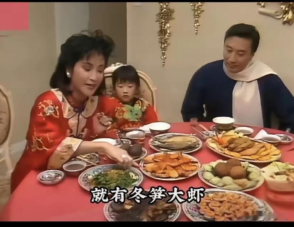1986年谢贤（谢霆峰爸爸）一家的年夜饭，真是感慨万千！
那时谢贤才50岁吧，一