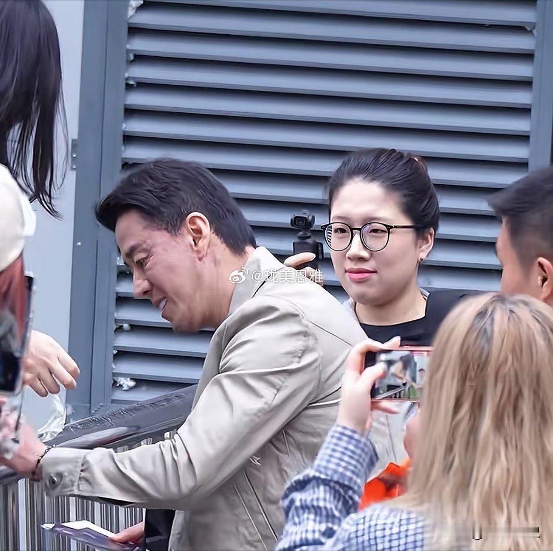 快看这是谁？差点没认出来 