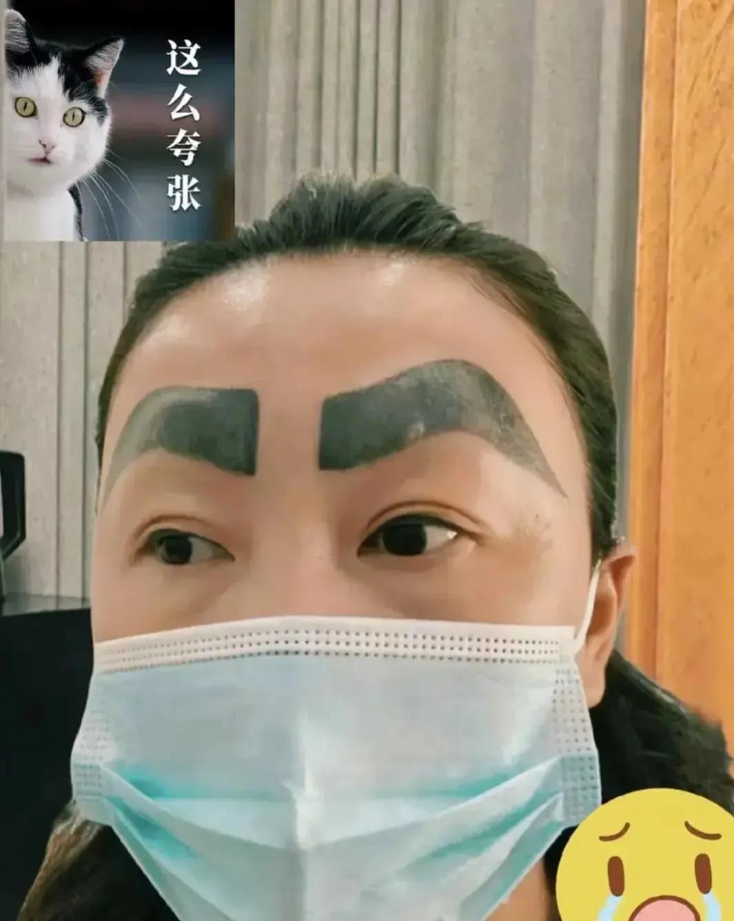 大姨这眉毛纹的，据说第一次没纹好，越修越宽，现在这样了，看着眉毛似曾相识啊。