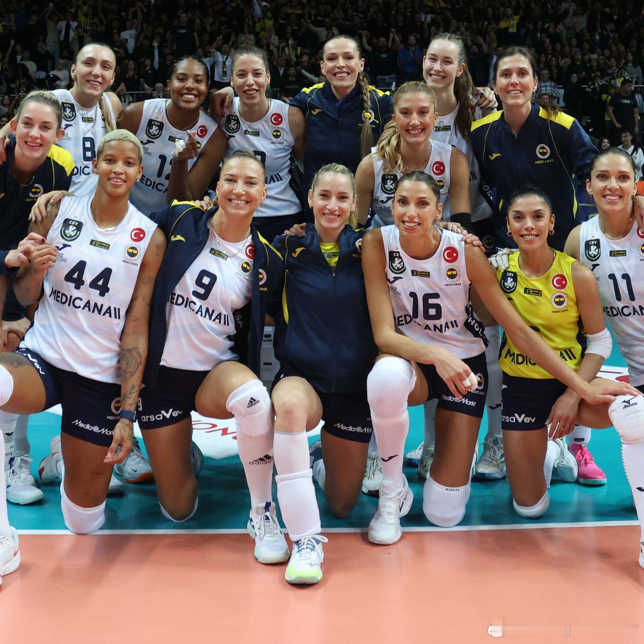 🆕🔵费内巴切 3-0 阿拉斯卡戈🔴📌 25-18 , 25-22 , 2