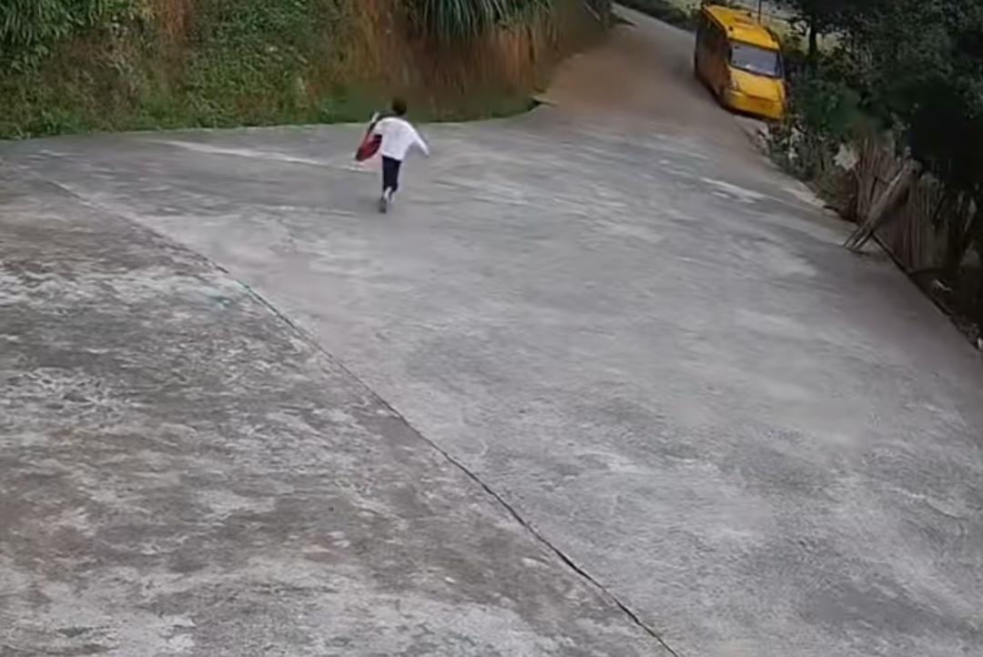 4岁男孩忘换鞋跑回家，校车一路追到家门口
 
9月22日，湖南衡阳一段有趣的监控