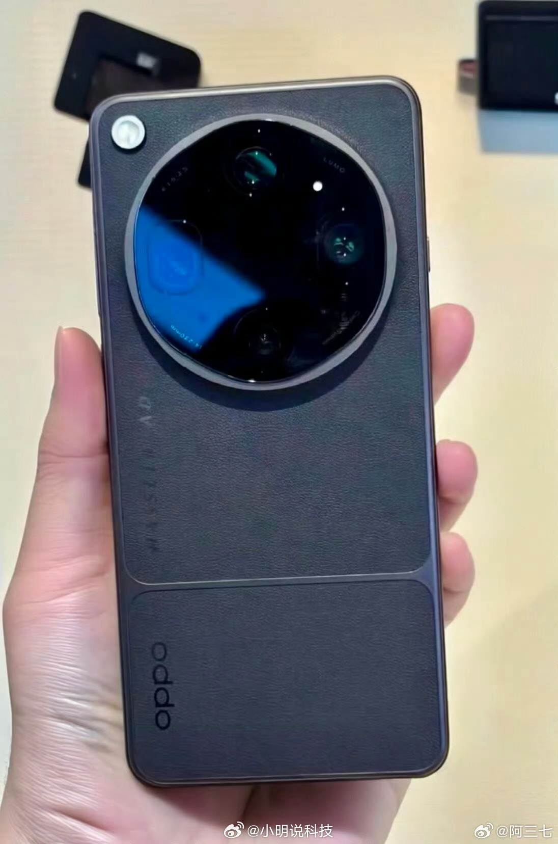刚刷到OPPO Find X9 Ultra的真机图，这次外观改动挺大的！镜头模组
