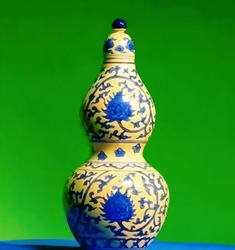 1941年，日本雇佣一名小偷，深夜潜入泰山岱庙，将乾隆御赐青花葫芦瓶盗走！可小偷