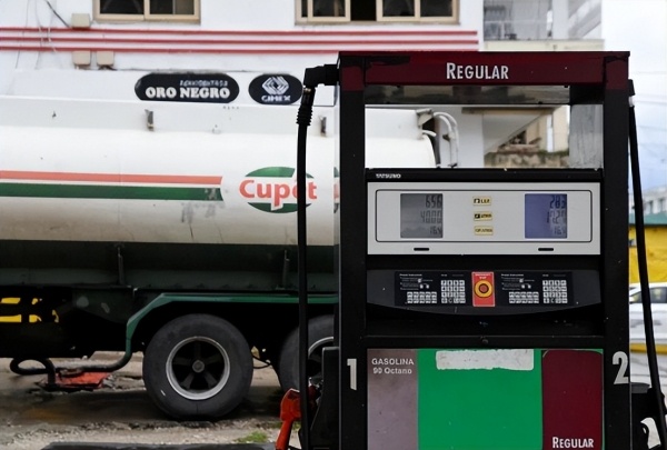 古巴官员近日表示，美国封锁对古巴的石油供应导致其医疗系统濒临崩溃。救护车难以加到