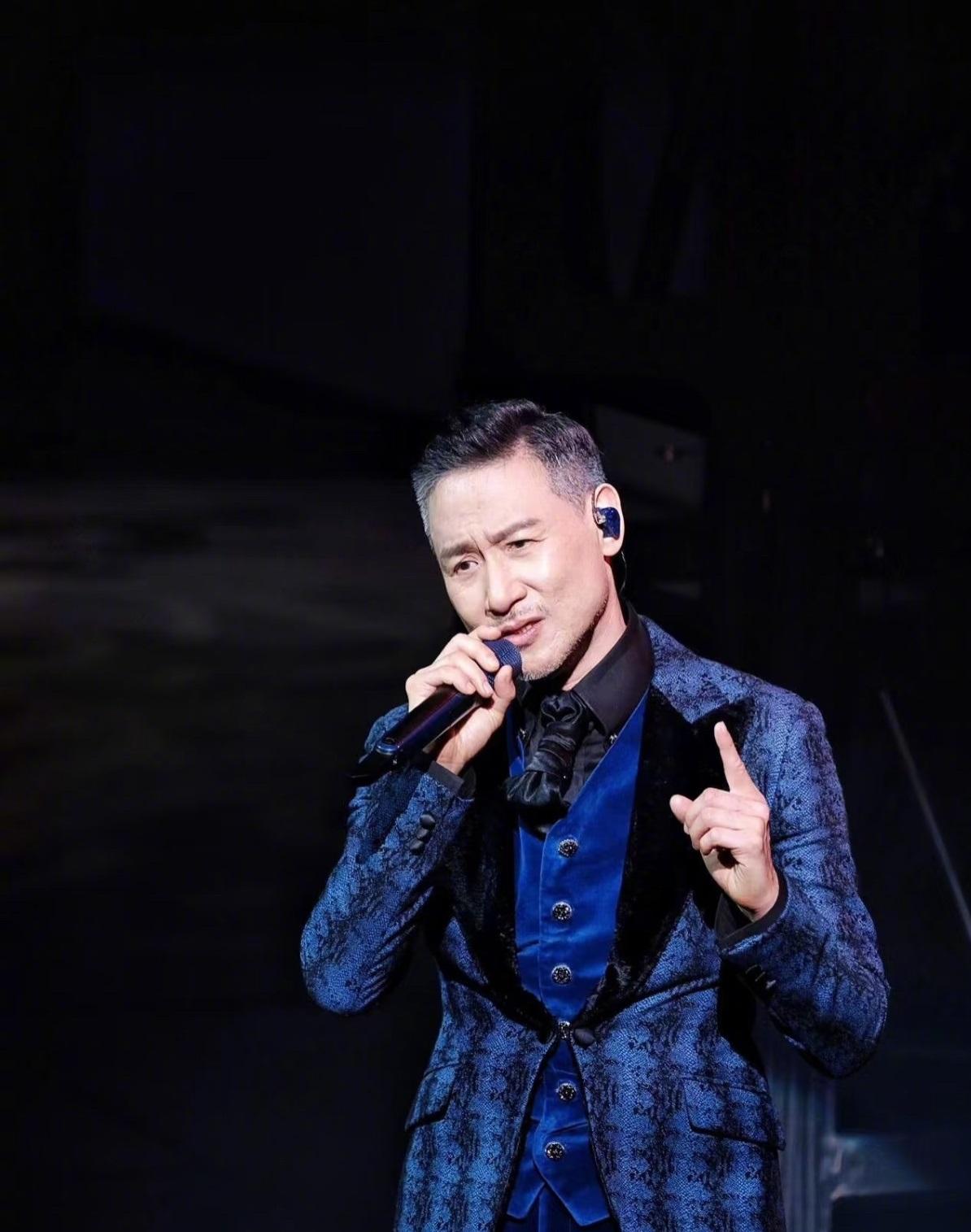 香港歌神张学友东莞演唱会突发状况！年过60岁仍连唱277场，昨晚演出中途嗓音严重