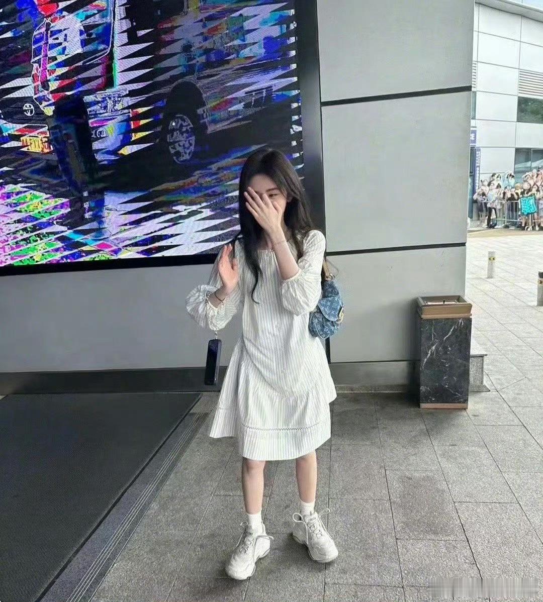 鞠婧祎最新路透 这姐到底多高啊[疑问] ​​​