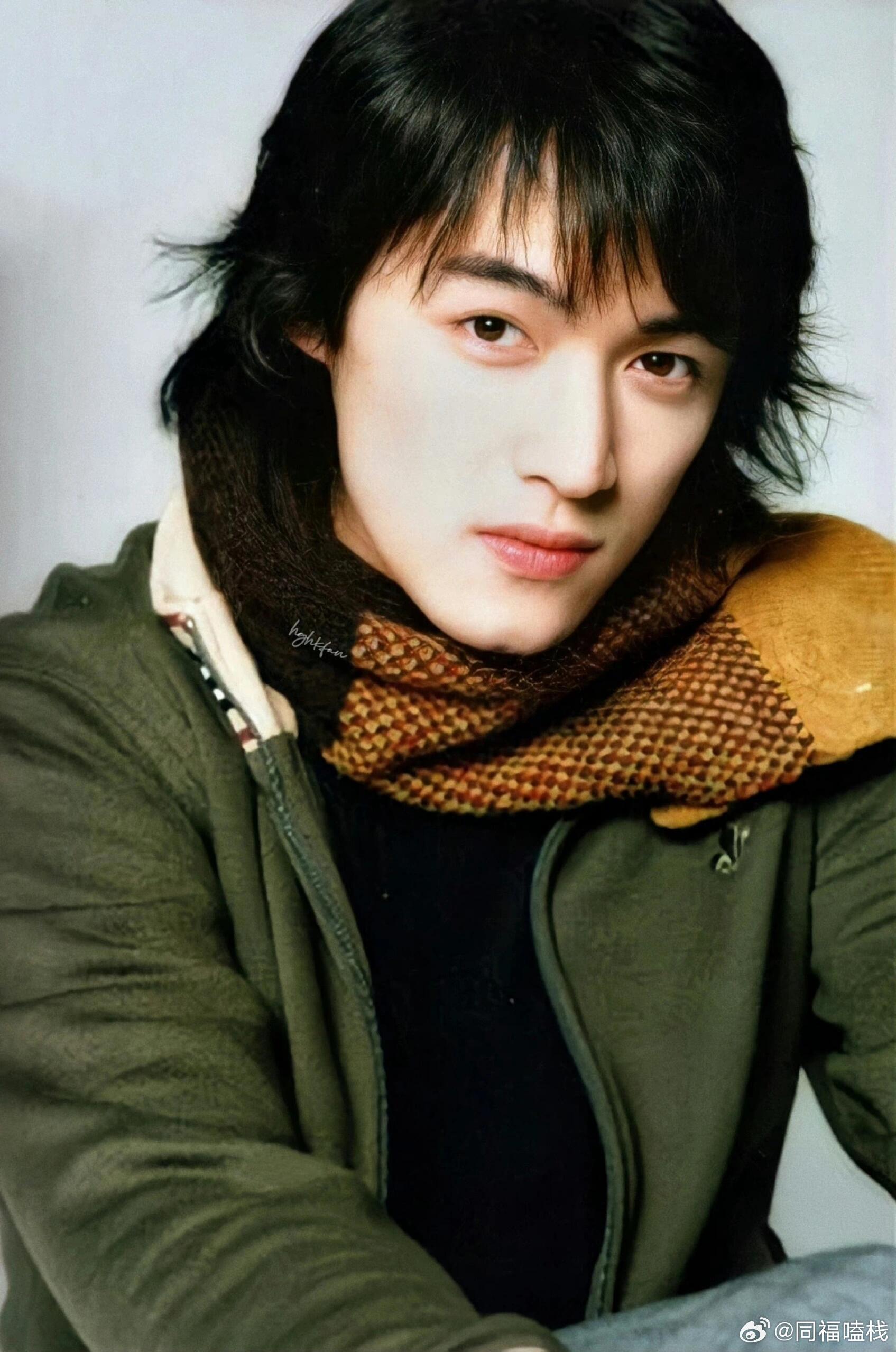 胡歌高中长这样 不多人追才怪少年胡歌分明就是明眸皓齿花美男一枚，哥能当万人迷也实