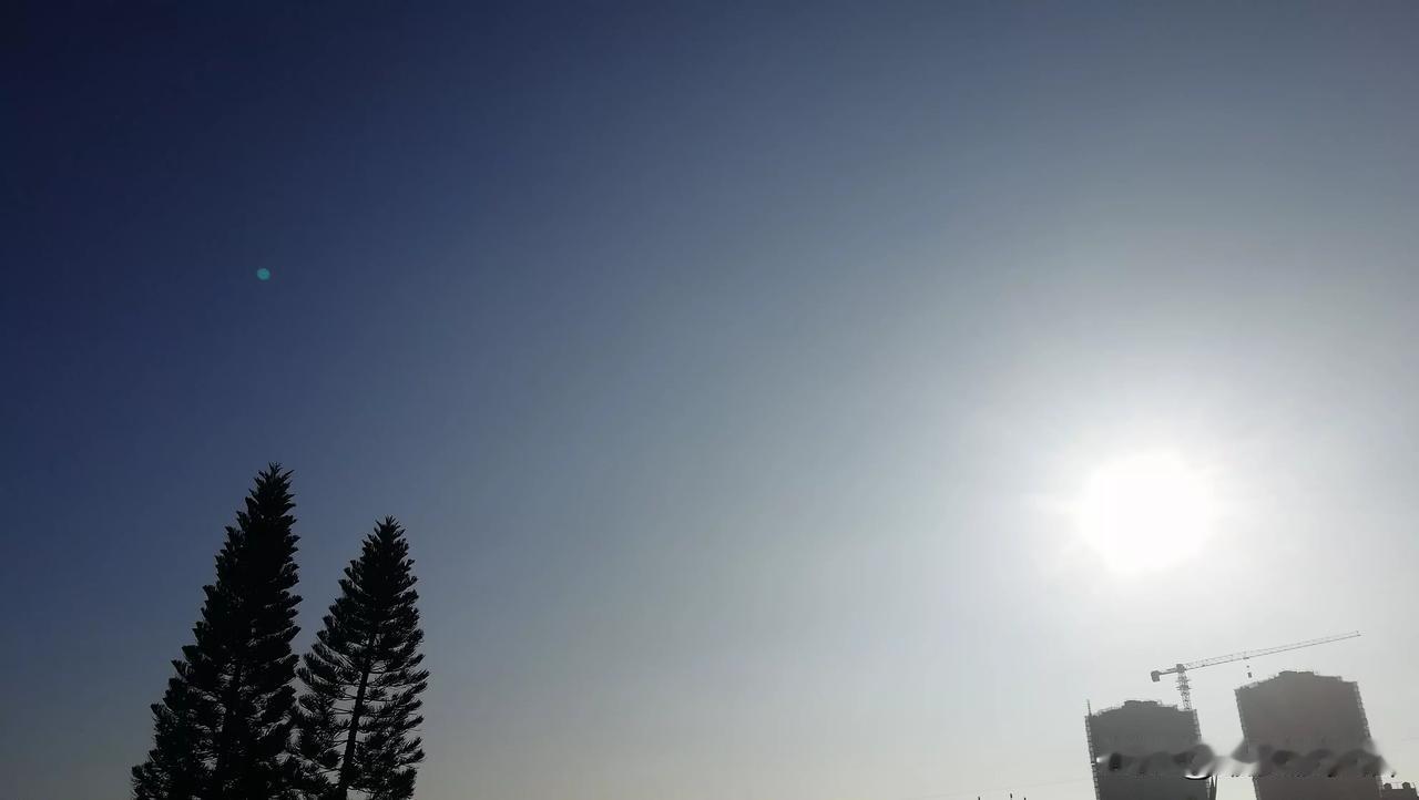 今日小雪[太阳]
这个节气的两大气候特点是：
气温下降和降水量增加。

前两天广