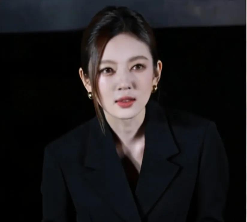 弯刀裤上身灾难重重，明星却爱穿，咋想的？
 镜头拉近时，何瑞贤的状态堪称无懈可击