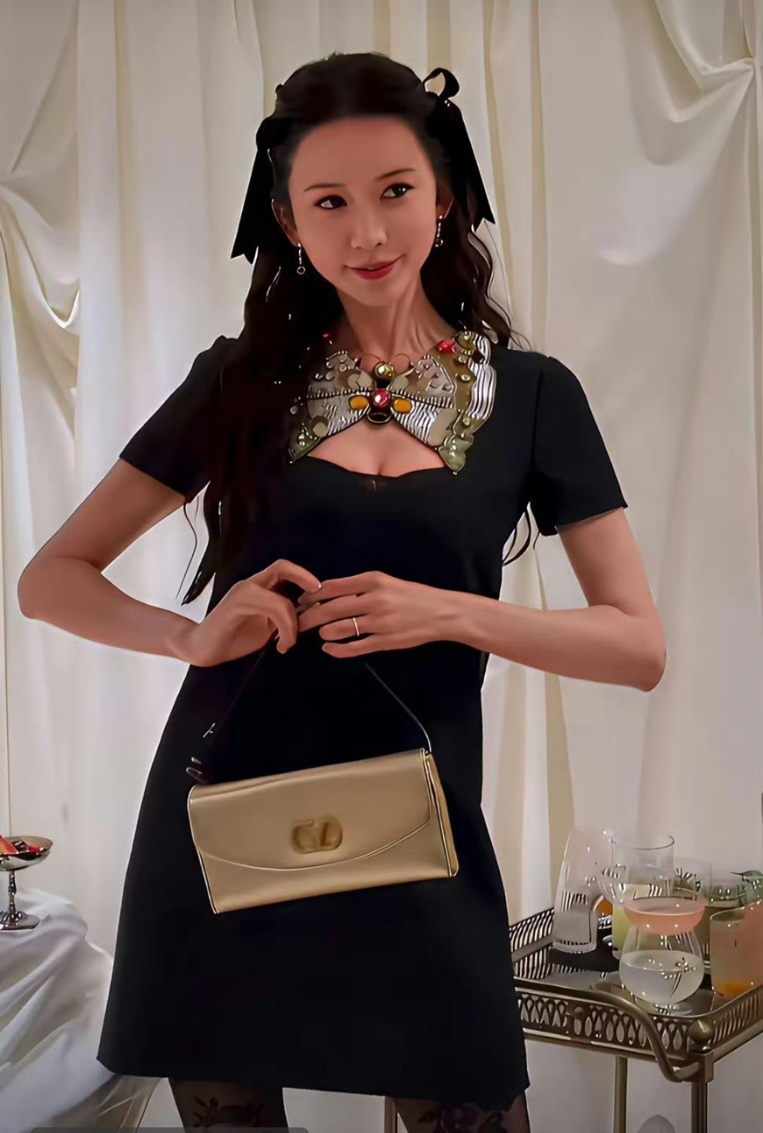塌房之后也开始走擦边路线了吗？
只是自己把自己的路给作死了再擦也擦不出啥动静了！