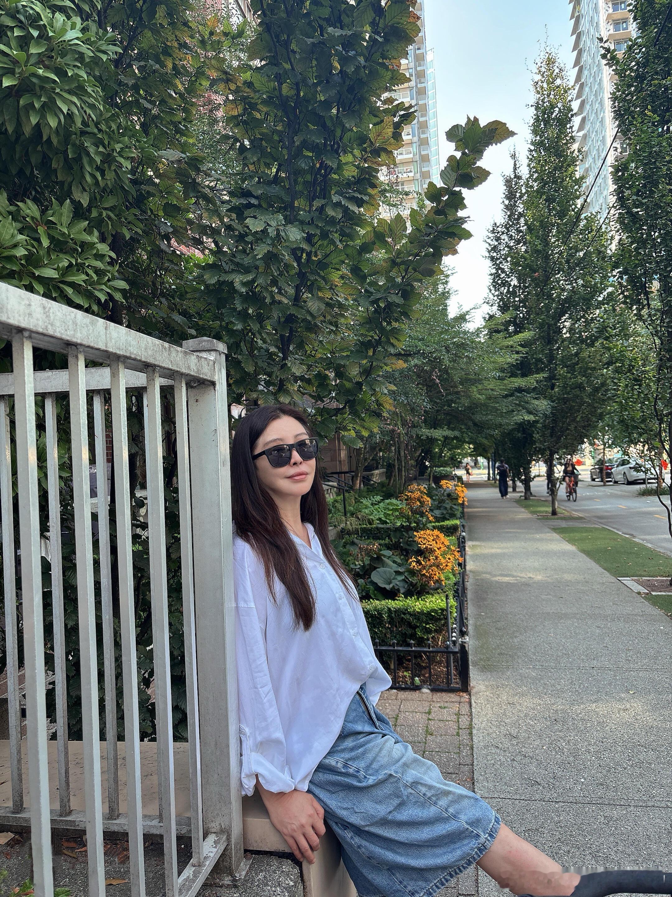 啊啊啊啊啊啊！王祖贤在59岁（一点都不像！）生日这天发布了一张近照姐姐说在摸索属