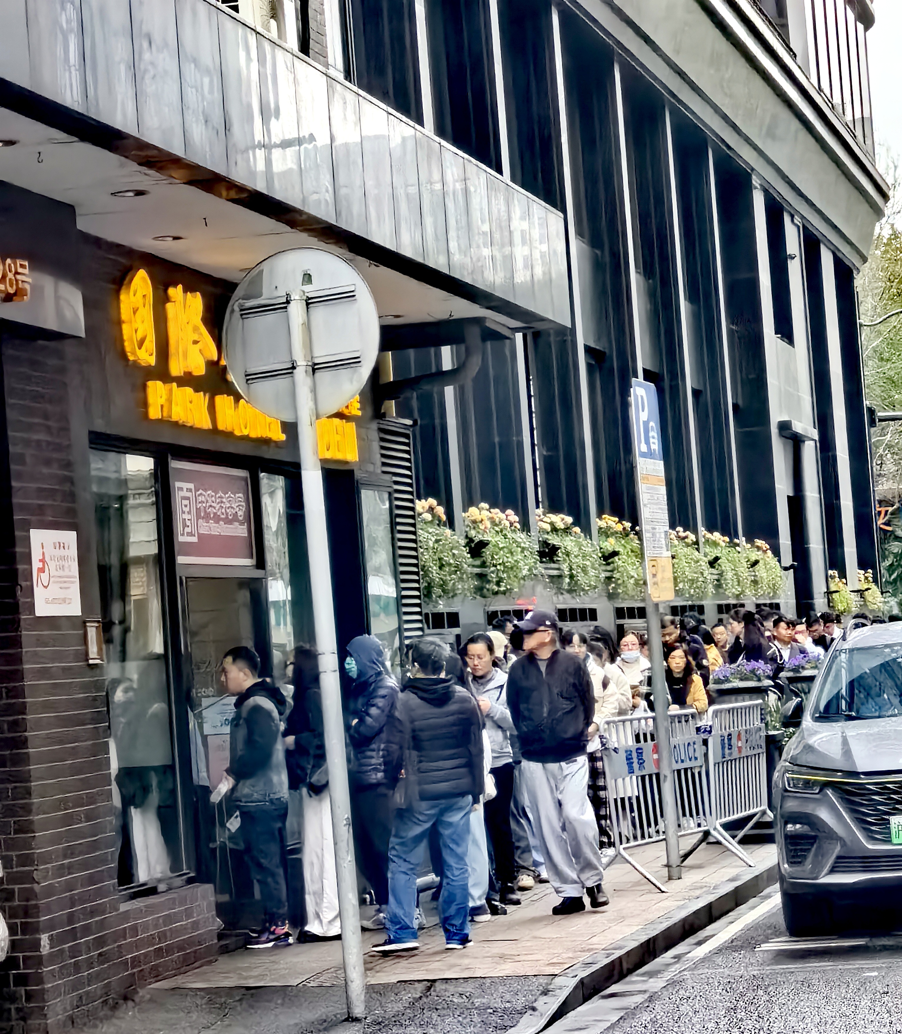 上海人民公园的对面，这条路上不知道为什么排了长长的队，什么稀缺的商品能够让上海人