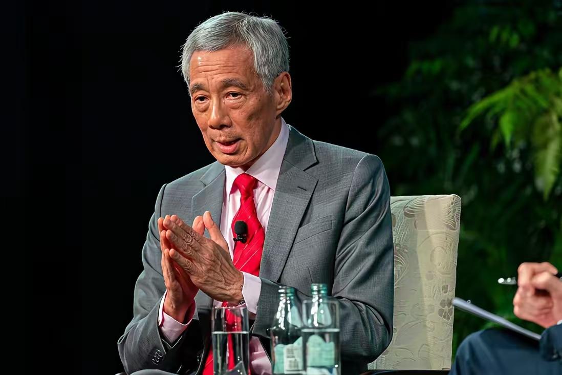 李显龙表示，真正的新加坡人要认清一个事实，新加坡不是华人国家，只是华人占多数而已