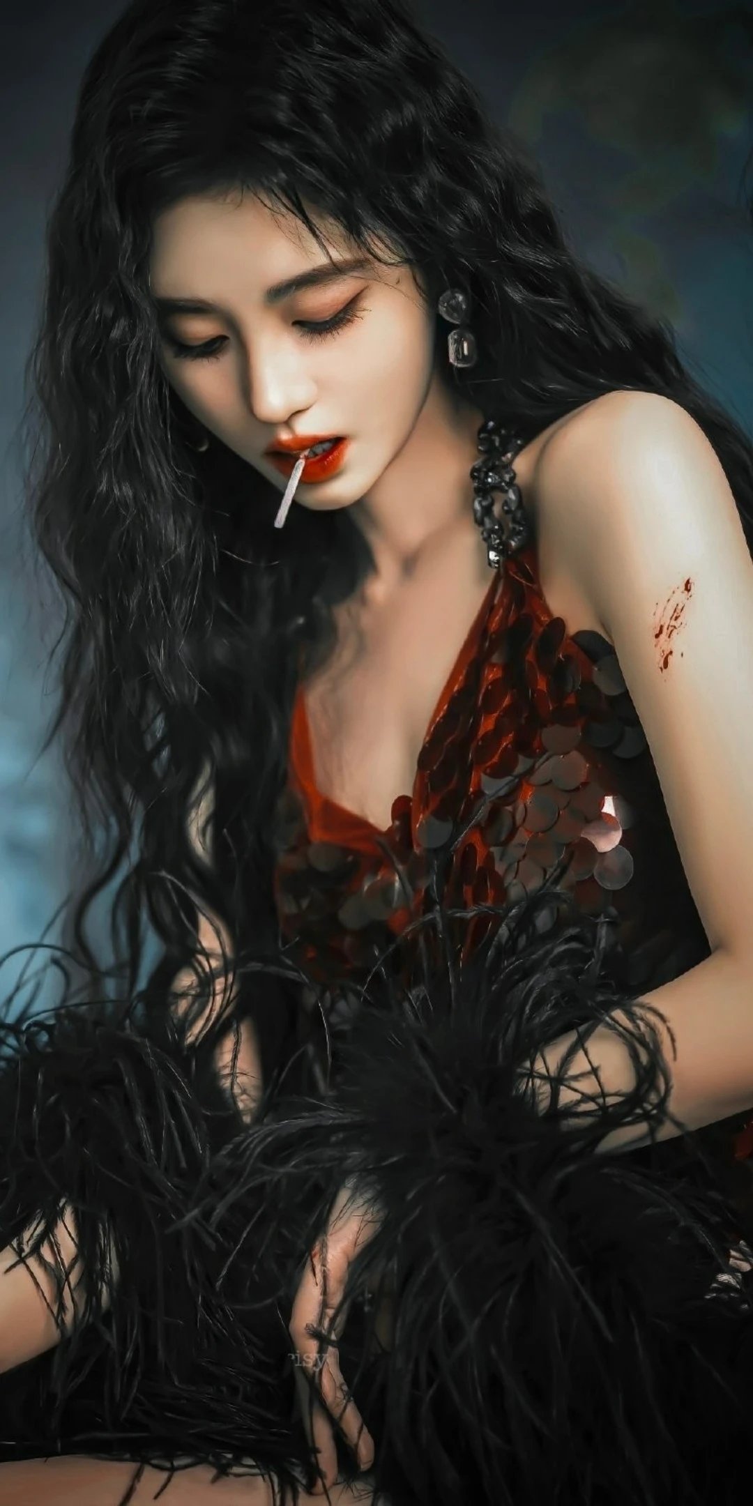 鞠婧祎这套造型宛如暗夜中绽放的神秘之花🌸，整套造型以黑色为主调，深邃而神秘，仿