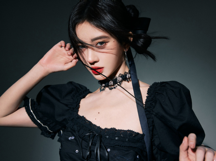 鞠婧祎#王者荣耀共创之夜# ​​​出图，这个妆造太酷了，小魔女既视感，狠狠被拿捏